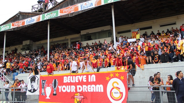 Galatasaraylı taraftarlar Valencia maçına yoğun ilgi gösterdi.