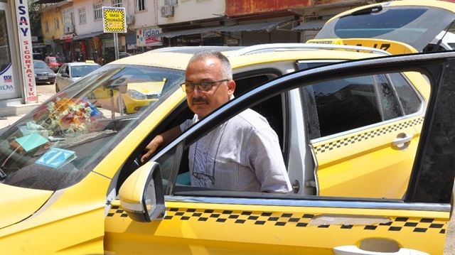 Mustafa Koyuncu 15 yıldır taksicilik yapıyor. 
