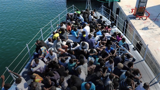 البحرية الليبية تنقذ 40 مهاجرا بينهم مصريين وسوريين