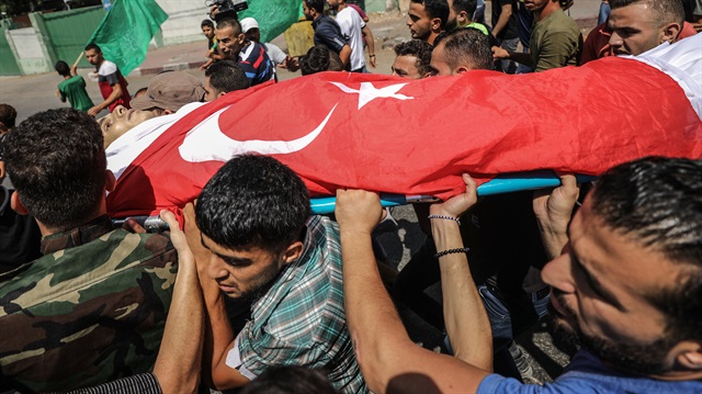İsrail askerleri tarafından Gazze sınırındaki gösterilerde vurularak şehit olan 27 yaşındaki Muhammed Şerif Bedvan, Türk bayrağına sarılarak son yolculuğuna uğurlandı. 