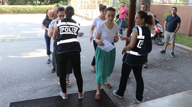 Adaylar sınava girişte güvenlik kontrolünden geçti.