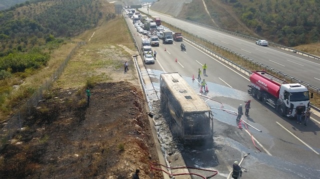 Yanan otobüsteki yangını söndürme çalışmaları nedeniyle uzun araç kuyruğu oluştu. 