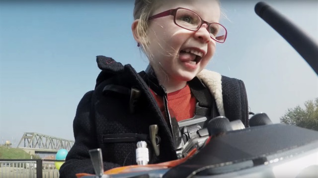 ​4 yaşındaki Sophie Volvo’nun FMX model kamyonunu uzaktan kumanda yardımı ile test etti.