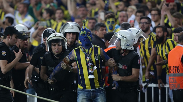 Geçen sezon oynana Fenerbahçe-Beşiktaş maçında tribünde çıkan olaylar nedeniyle maç tatil edilmişti.