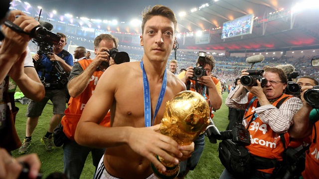 Mesut Özil, 2014 Dünya Kupası'nda Almanya Milli Takımı ile kupa kazanma başarısı göstermişti.