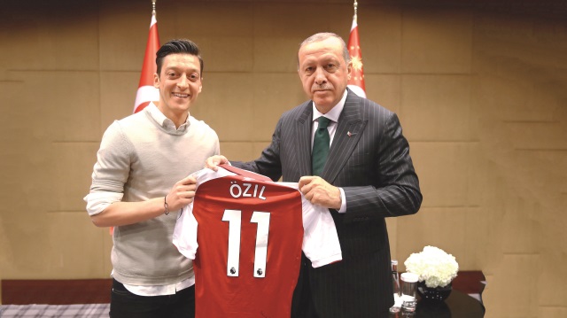 Başkan Erdoğan’la buluştuğu için linç edilen Mesut Özil, “Irkçılık ve saygısızlığa maruz kaldım. Artık Almanya’yı temsil edemem” diyerek Alman Milli Takımı’nı bıraktı