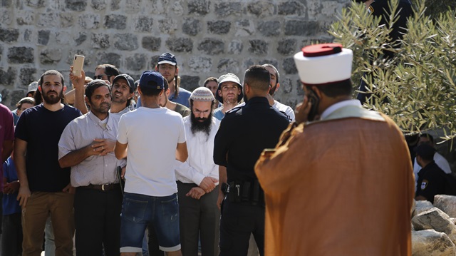 Over 1,000 Jewish settlers converge on Al-Aqsa complex  
