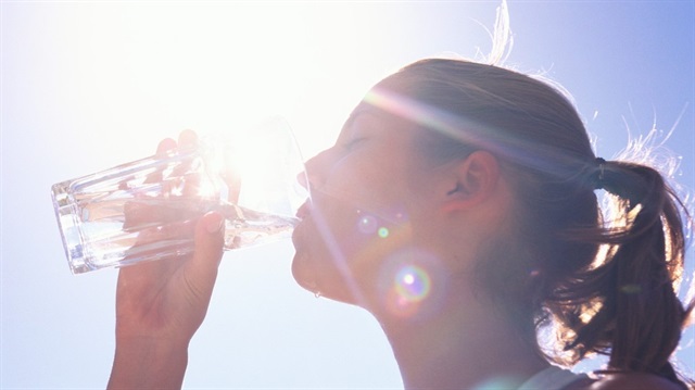 Yaz aylarında serinlemek için hazır içecekler değil su tüketin. 
