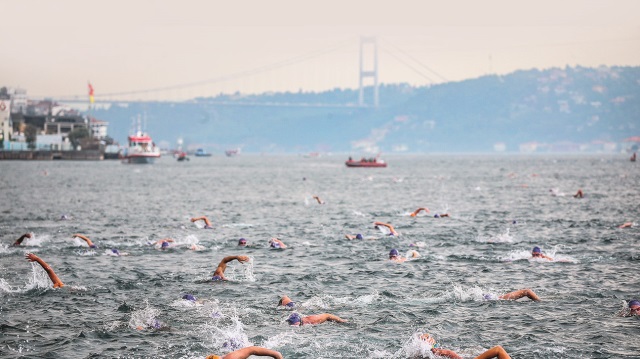 Sporcular, Gençlik ve Spor Bakanı Mehmet Muharrem Kasapoğlu’nun startı vermesiyle Anadolu yakasında Kanlıca İskelesi’nden gruplar halinde İstanbul Boğazı’na atladı.