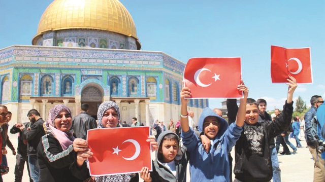 Filistinlilerin, işgale karşı başlattığı Büyük Geri Dönüş Yürüyüşü gösterilerinde Türk bayrağı taşıması İsrail’i çıldırttı. 