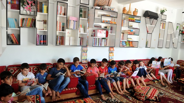Gurbetçi Hasan Kuyuldar, köyüne yaptırdığı kütüphane ile köy çocuklarının vaktinin okuyarak geçmesini sağlıyor.