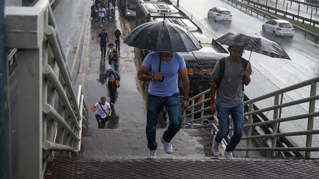İstanbul'da sağanak yağış etkili oluyor. 