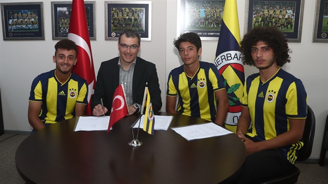 Fenerbahçe, Burak Albayrak, Mahsun Çapkan ve Muhammed Gümüşkaya ile profesyonel sözleşme imzaladı.