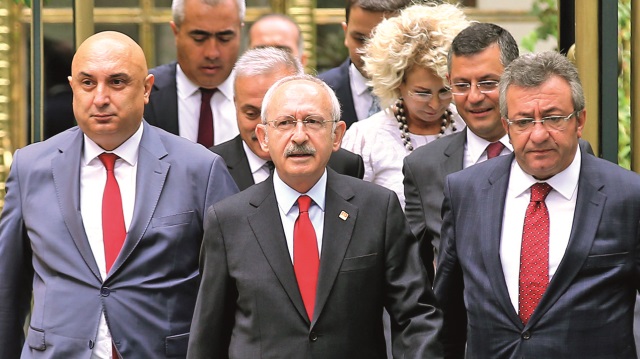 24 Haziran’ın ardından kurultay hazırlıklarına başlayan muhalifler, gerekli 630 imzayı aştıklarını ve 643 delegeden destek aldıklarını duyurdular. Kılıçdaroğlu ise “İmzaları getirin” diye rest çekti.