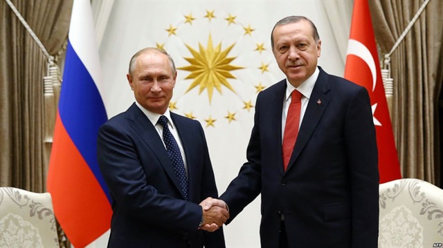 Vladimir Putin (L) and Recep Tayyip Erdoğan (R).