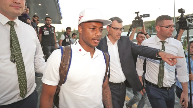 Andre Ayew’i, Fenerbahçe Sportif Direktörü Damien Comolli karşıladı.