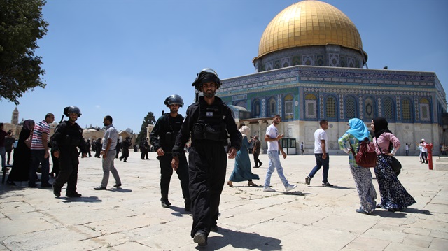 Israeli forces storm J'lem's Aqsa, injuring worshipers

