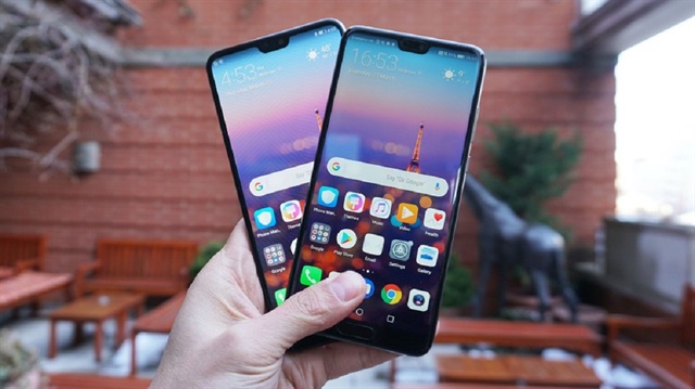 Huawei yeni katlanabilir telefonu sınırlı sayıda üreterek Samsung'dan önce piyasaya sürmeye hazırlanıyor.