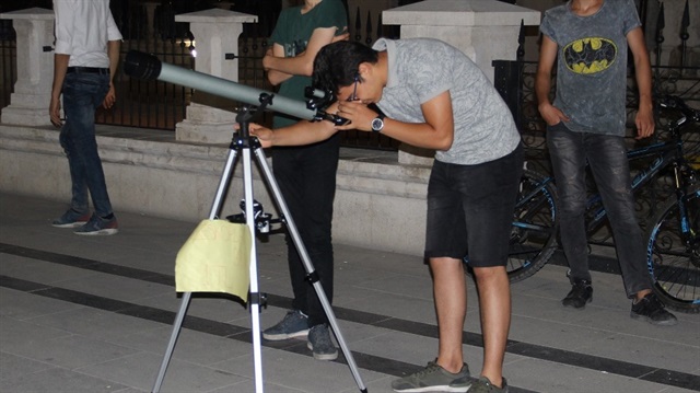 Vatandaşlar bir TL karşılığında teleskopla ay tutulmasını izledi