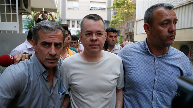 ABD'li Rahip Brunson, geçtiğimiz gün ev hapsi kararıyla cezaevinden çıkarılmış ve İzmir'deki evine polislerce götürülmüştü.