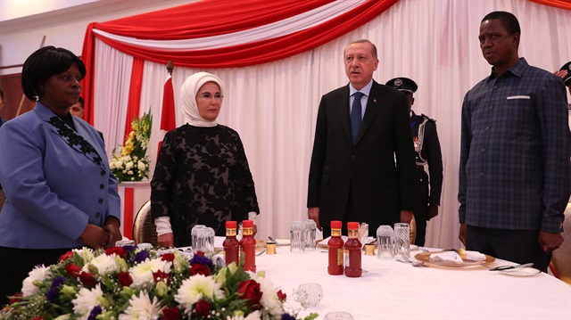 Başkan Erdoğan ile eşi Emine Erdoğan, Zambiya liderince onuruna verilen resmi yemeğe katıldı.