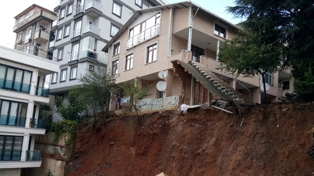 Sancaktepe'de meydana gelen toprak kaymasının ardından 2 katlı yapının çökme riski var.