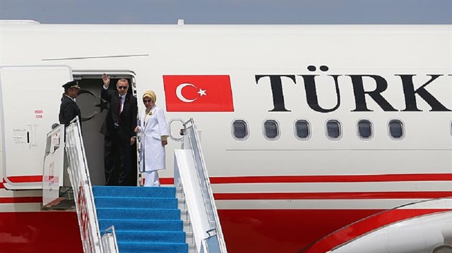 Başkan Erdoğan, Johannesburg O.R. Tambo Uluslararası Havalimanı'nda Güney Afrika Cumhuriyeti Ticaret Bakanı Rob Davies, Türkiye'nin Pretorya Büyükelçisi Elif Çomoğlu Ülgen ve diğer ilgililer tarafından uğurlandı. 