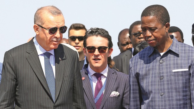 Cumhurbaşkanı Erdoğan, Güney Afrika ziyaretinin ardından Zambiya’ya geçti. Erdoğan, Zambiya Cumhurbaşkanı Edgar Lungu tarafından resmi törenle karşılandı.