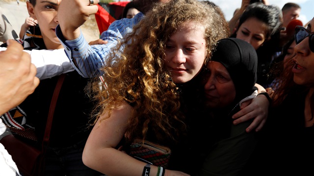 Yaklaşık 7 aydır askeri hapishanede tutulan Filistinli cesur kız Ahed et-Temimi serbest bırakıldı...