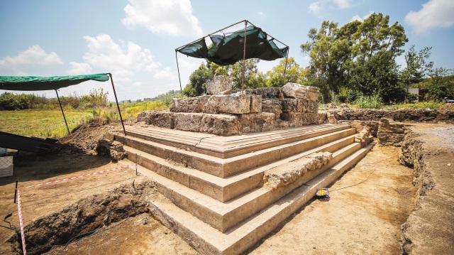 Mezar odasının dış cephesindeki yazıtta Magna’nın ailesinin adı olan 'Plancius Ailesi' ifadesi yer alıyor.