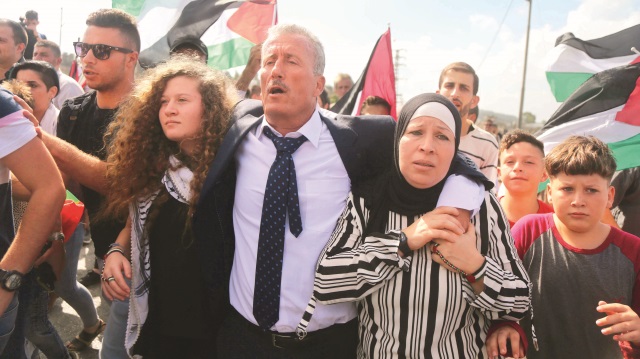 Filistinli cesur kız Ahed Temimi, 8 ay sonra özgürlüğüne kavuştu. 