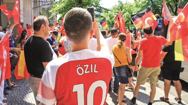 Türk bayraklarının taşındığı gösteride Cumhurbaşkanı Recep Tayyip Erdoğan ve Mesut Özil lehine sloganlar atıldı.