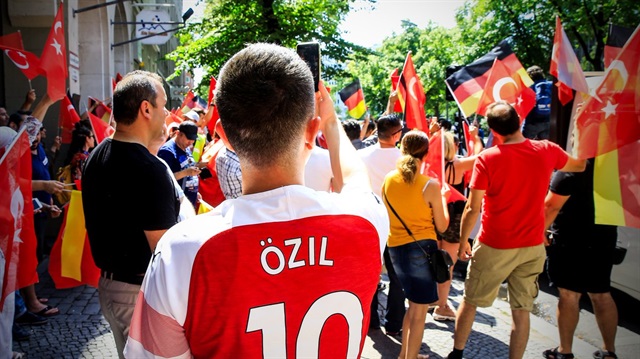 Berlin'de Türkler, Mesut Özil için sokağa döküldü