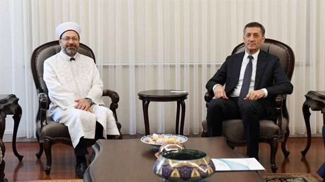 ​Sanayi ve Teknoloji Bakanı Varank, Ulaştırma ve Altyapı Bakanı Turhan ile Milli Eğitim Bakanı Selçuk, Türkiye Diyanet Vakfına kurban bağışında bulundu.
