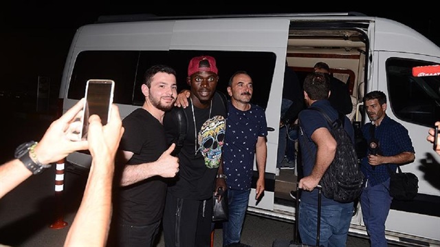İki futbolcu gece 02:30 sıralarında Trabzon'a geldi. (Zargo Toure - sol 2)