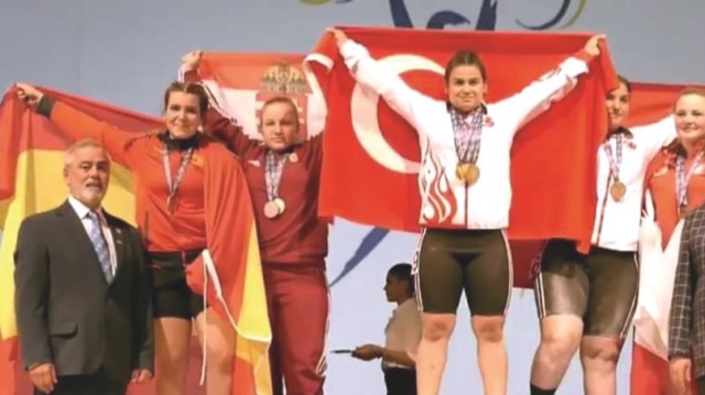 İtalya’da düzenlenen 15 ve 17 Yaş Altı Avrupa Halter Şampiyonası’nda Türkiye, 51 madalya kazanarak tarihi bir başarıya imza attı.