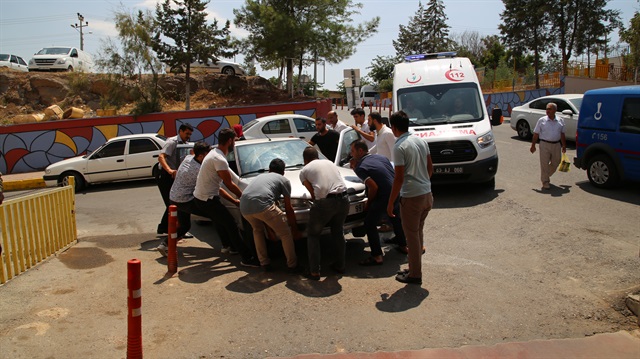 Ambulansın acil servisin girişine yanaşamaması üzerine hasta sedye ile hastaneye ulaştırıldı.