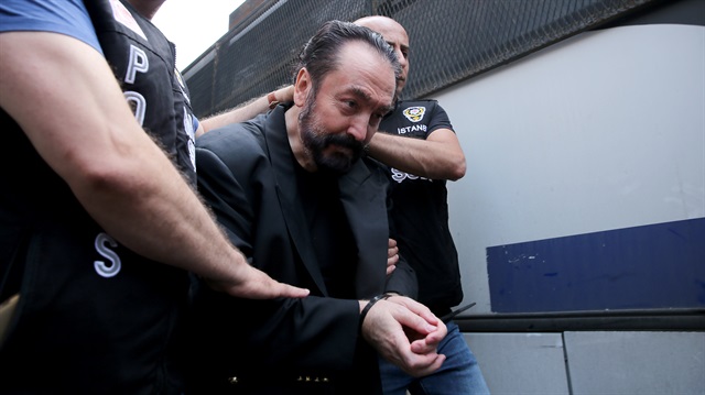 Adnan Oktar yapılan operasyonla yakalanarak cezaevine gönderildi.