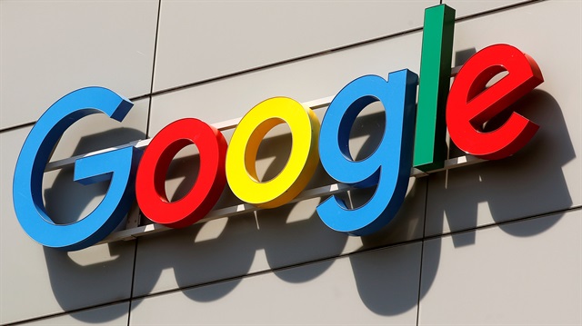 ​Google 2006-2010 yılları arasında arama motorunun sansürlü bir versiyonunu Çin'de kullanıma açmış, ancak şirketin sansüre boyun eğdiğine dair gelen tepkiler üzerine uygulamayı geri çekme kararı almıştı.