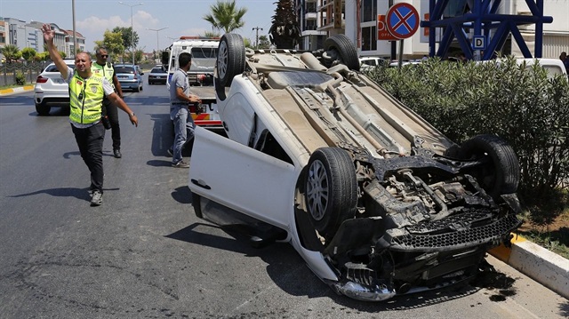 Antalya'da karı-kocanın araç içindeki kavgası kazayla bitti.