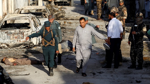 Afganistan'da düzenlenen saldırı sonrası yaralılar taşınıyor. 