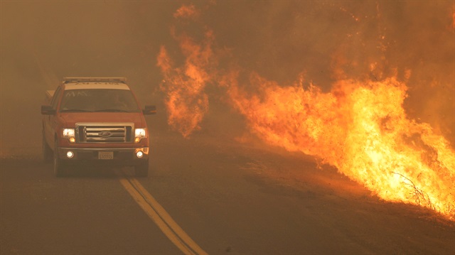 Mendocino ve Lake County bölgelerini etkisi altına alan yangın nedeniyle hafta başından bu yana yaklaşık 20 bin kişi tahliye edildi.