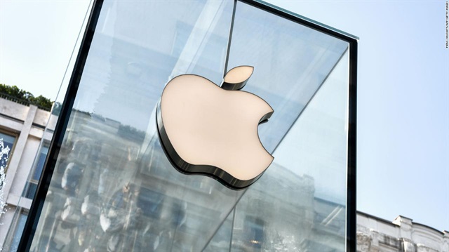 Apple, tarihte piyasa değeri 1 trilyon dolara ulaşan ilk şirket unvanını kazandı.