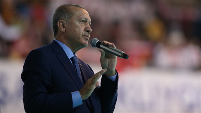 Ankara Spor Salonu'nda AK Parti Kadın Kolları 5. Olağan Kongresi'ne katılan Cumhurbaşkanı Erdoğan, salondaki vatandaşları selamladı.