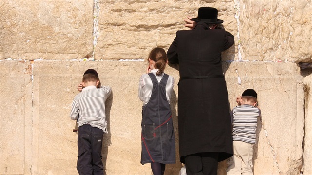 Ağlama Duvarı'nda ibaet eden Yahudiler...
