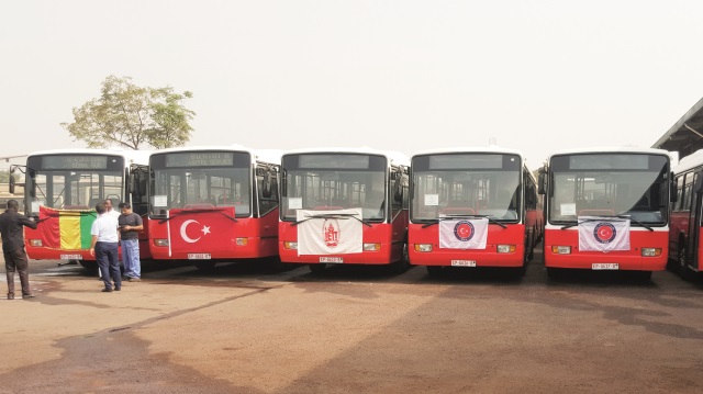 Motosiklet ve taksilerle günlük ulaşımın sağlandığı Gine’ye hediye edilen otobüsler, Konakri’nin 
Autonome Limanı’ndan - Dabompa’ya kadar yaklaşık 28 kilometrelik alanda seferlere başladı.