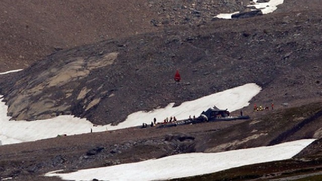 20 kişiyi taşıyan uçağın düşmesinin ardından İsviçre Havacılık Dairesi bölgeyi uçuşa kapattı.