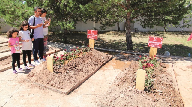 Sivas’a gelen vatandaşlar, PKK’nın katlettiği asker eşi ve 11 aylık bebeğinin defnedildiği şehitliğe akın ediyor.