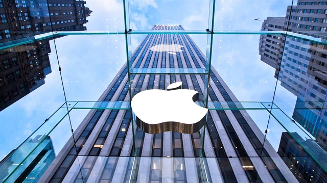 Apple 1 trilyon dolar piyasa değerine ulaşan ilk şirket oldu.