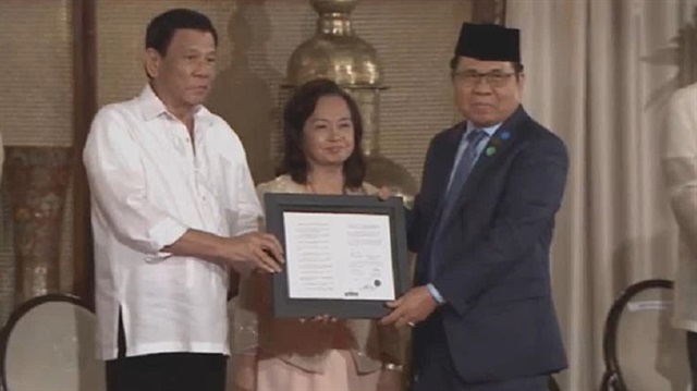 Filipinler Devlet Başkanı Rodrigo Duterte, temmuz ayı sonunda imzaladığı Bansamoro Organik Yasası'nı (BOL) Moro İslami Kurtuluş Cephesi (MİKC) lideri El Hac Murat İbrahim'e sundu.